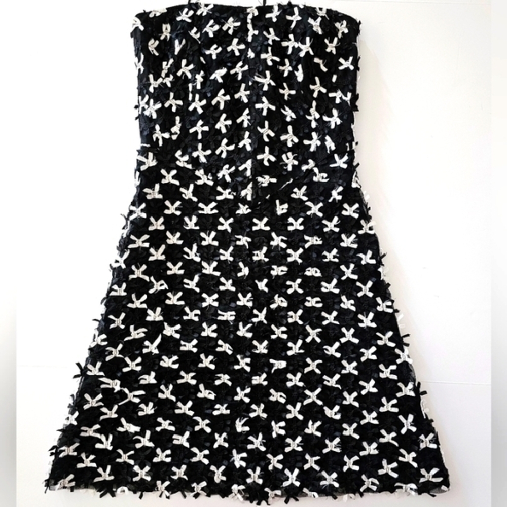 White House Black Market Knee length Floral black & white‎ back zip Size 6 Dress